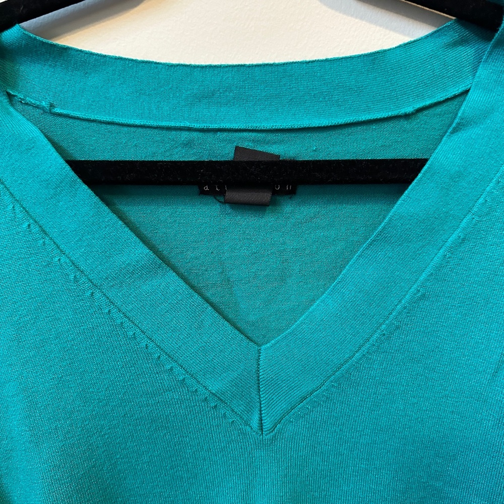 Turquoise V-Neck Lightweight Sweater Size XL